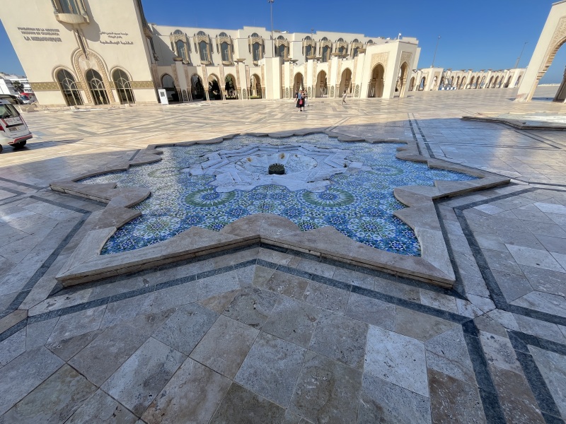 Brunnen vor Hasan-II.-Moschee in Casablanca
