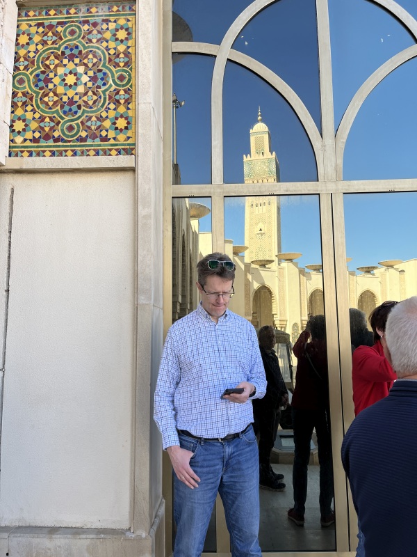 Marcel vor Hasan-II.-Moschee in Casablanca