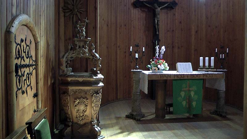 Taufstein und Altar