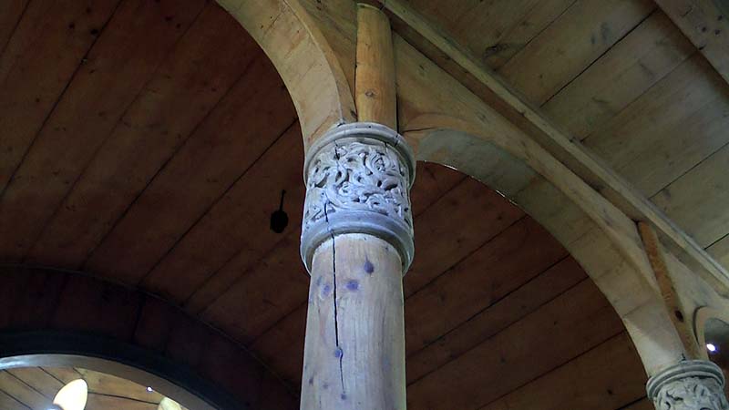 Pfeiler mit Bogen - alles in Holz